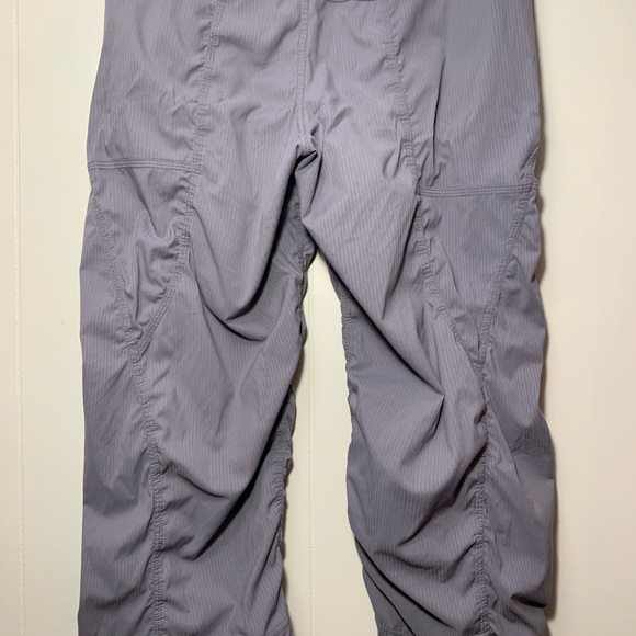 - Lululemon studio crop — fossil colour. - Picture 7 of 8